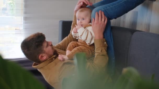 Vídeo Vertical Feliz Amoroso Pai Jovem Com Lindo Filhinho Sentado — Vídeo de Stock