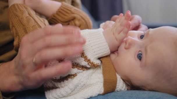 Vista Lateral Cerca Padre Joven Cariñoso Desconocido Sosteniendo Vueltas Bebé — Vídeos de Stock