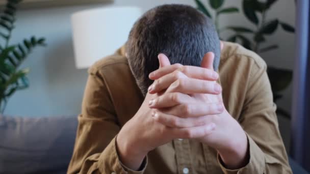 Endişeli Üzgün Kafasında Endişeli Bir Ifadeyle Evde Oturan Karantina Sırasında — Stok video