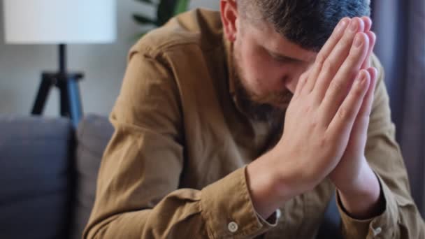 Gros Plan Jeune Homme Caucasien Trentenaire Priant Dieu Dans Les — Video