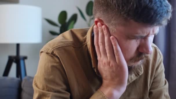 年轻的有胡须的男性 耳朵疼痛 头疼痛 需进行包扎 不健康的 悲伤的高加索人30多岁 患有痛苦的中耳炎 医药和耳鸣概念 — 图库视频影像