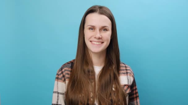Portret Van Een Positieve Glimlach Kalme Tevreden Jonge Blanke Vrouw — Stockvideo