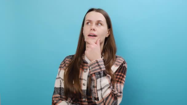 Porträt Einer Einsichtigen Nachdenklichen Jungen Frau Die Hemd Trägt Sich — Stockvideo