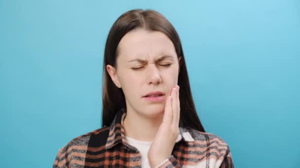 Zbliżenie Nieszczęśliwej Młodej Kobiety Cierpiącej Ból Zęba Odizolowanej Tle Niebieskiego — Wideo stockowe