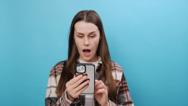 Upprörd Ung Kvinna Bär Skjorta Casual Kläder Använda Mobiltelefon Svär — Stockvideo