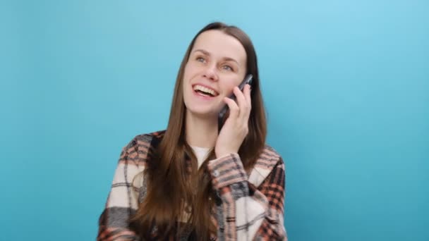 Feliz Bela Jovem Mulher 25S Usar Conversa Camisa Celular Conduzir — Vídeo de Stock