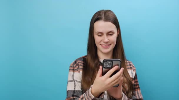 Attraktive Junge Frau Hemd Machen Selfie Aufnahmen Auf Dem Handy — Stockvideo