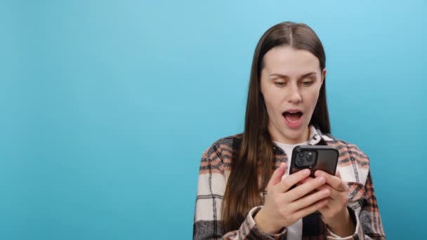Jolie Jeune Femme Joyeuse Porte Une Chemise Décontractée Utiliser Téléphone — Video