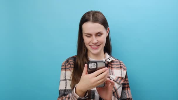 Lächelnd Niedliche Junge Frau 25S Tragen Hemd Erhalten Videotelefonie Halten — Stockvideo