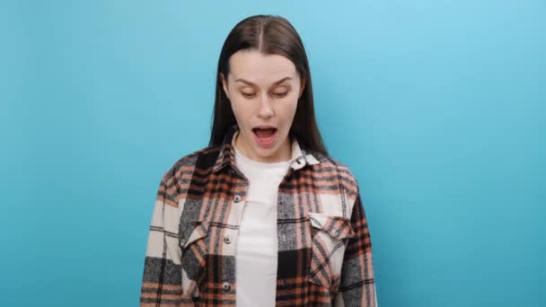 Promoteur Amusant Jeune Femme Caucasienne Portant Une Chemise Décontractée Pointant — Video