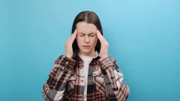 Hasta Yorgun Beyaz Kadın Portresi Günlük Tişört Giyen Ellerini Baş — Stok video