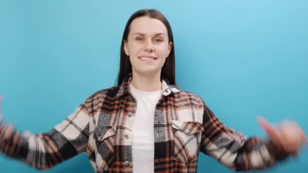 Retrato Mulher Jovem Confiante Vestindo Camisa Apontar Dedos Sobre Mesma — Vídeo de Stock
