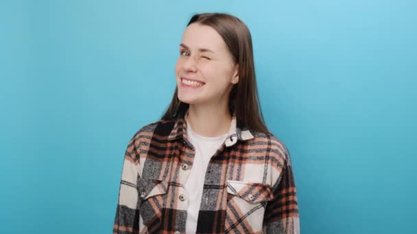 Χαμογελώντας Φιλική Γοητευτική Νεαρή Καυκάσια Γυναίκα 25S Φορώντας Casual Πουκάμισο — Αρχείο Βίντεο