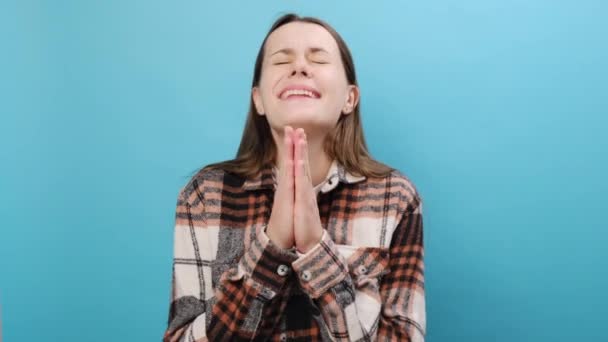 Yalvaran Esmer Kadının Portresi Gömlek Giyer Dua Ederken Ele Tutuşur — Stok video