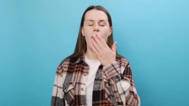 Yorgun Üzgün Yaşlarda Genç Bir Kadın Gündelik Tişört Giyiyor Dün — Stok video