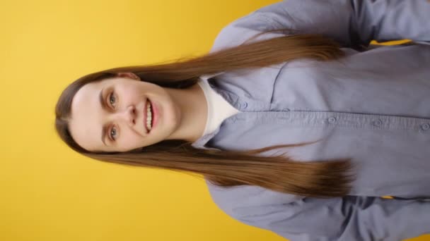 Κατακόρυφα Πλάνα Από Χαρούμενες Ελκυστικές Νεαρές Καυκάσιες Γυναίκες Θετική Χαμογελαστή — Αρχείο Βίντεο