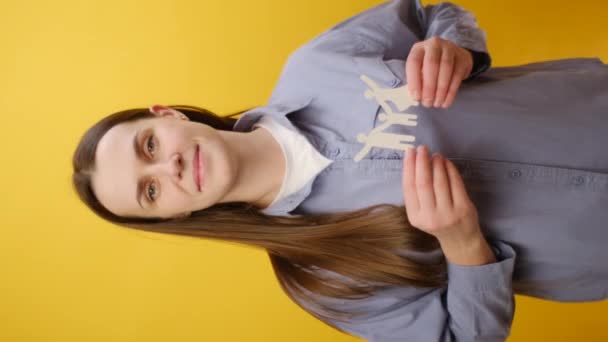 Vertikální Záběr Roztomilé Mladé Ženy Držící Papírový Rodinný Střih Izolované — Stock video