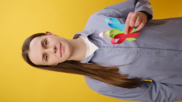 Gambar Vertikal Wanita Muda Memegang Pita Berwarna Warni Kecil Untuk — Stok Video