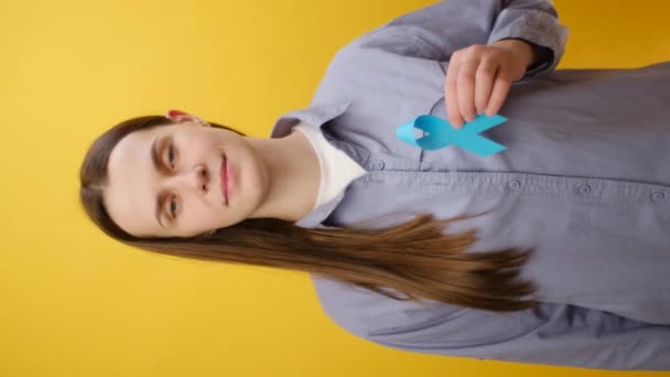 Filmagem Vertical Uma Jovem Caucasiana Segurando Fita Azul Posando Isolada — Vídeo de Stock