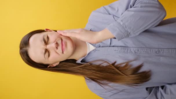 Вертикальный Снимок Молодой Женщины Страдающей Зубной Болью Изолированной Желтой Стене — стоковое видео
