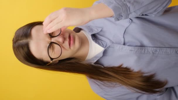 Yorgun Üzgün Gözlük Takan Genç Bir Kadının Dikey Videosu Uzun — Stok video