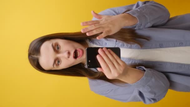Vertikální Záběry Veselé Mladé Ženy 25S Nosit Košili Drží Ruce — Stock video