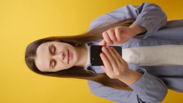 Vertikale Video Von Schockierten Jungen Frau Tragen Hemd Verwenden Mobiltelefon — Stockvideo