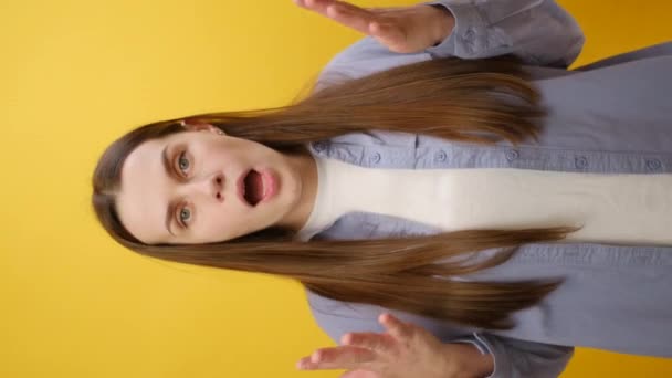 Verticale Beelden Van Opgewonden Jonge Brunette Vrouw Draagt Shirt Taille — Stockvideo