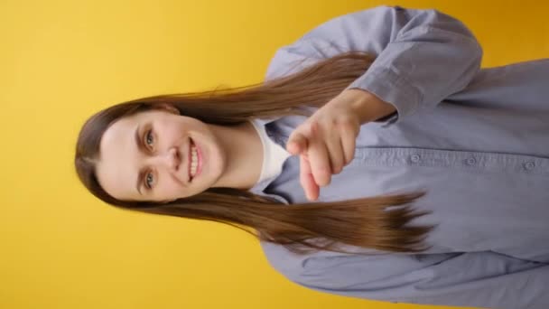 Lodret Billede Smilende Ung Kvinde Iført Skjorte Punkt Finger Kamera – Stock-video