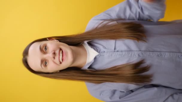 Gambar Vertikal Dari Wanita Muda Mengenakan Kemeja Melihat Lihat Untuk — Stok Video