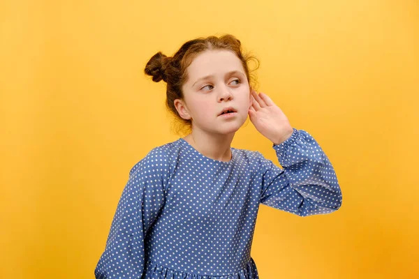 Portret Podekscytowanej Białej Nastolatki Podsłuchującej Paplaniny Podsłuchującej Ręki Rękę Przy — Zdjęcie stockowe