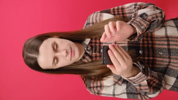 Pionowe Wideo Niezwykle Szczęśliwej Młodej Kobiety 25S Pomocą Smartfona Podejmowania — Wideo stockowe