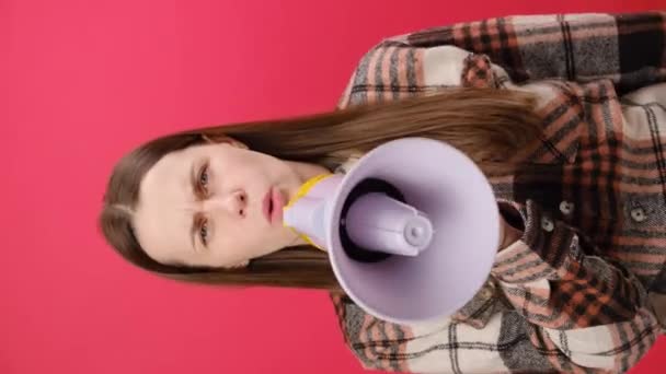 Вертикальне Відео Серйозної Молодої Жінки Робить Стоп Жест Кричачи Мегафоні — стокове відео