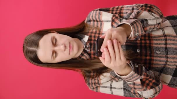 Vertikale Aufnahme Einer Ungesunden Frau Die Handgelenkschmerzen Rheumatoide Arthritis Fühlt — Stockvideo