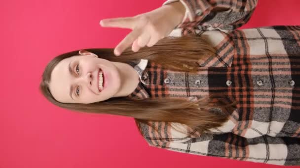 Вертикальний Знімок Веселої Красивої Молодої Жінки Сорочці Зворотній Відлік Один — стокове відео