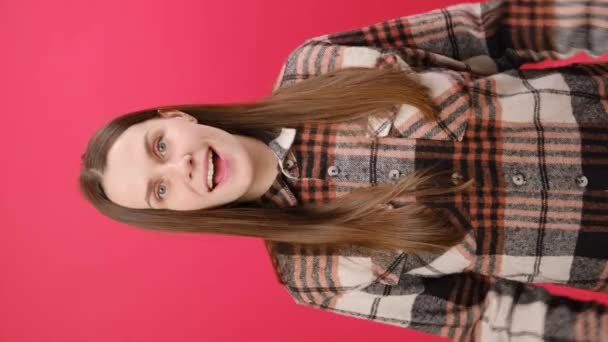 Lodret Video Legesyg Attraktiv Ung Kvinde 25S Viser Smilende Glad – Stock-video