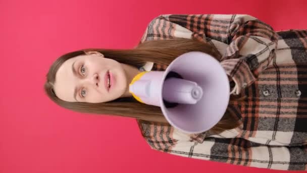 Pionowe Ujęcie Młodej Zabawnej Kobiety Rozmawiającej Megafonem Głoszącej Nowiny Głośno — Wideo stockowe
