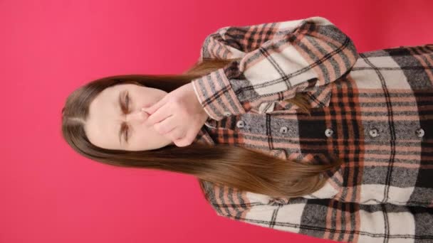 Vertikale Video Von Unzufriedenen Traurige Junge Frau Winkt Hand Nase — Stockvideo