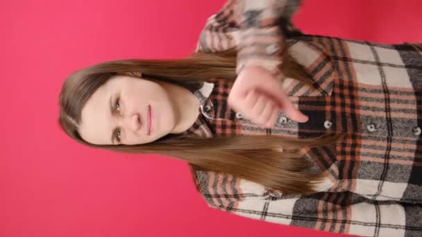 Вертикальний Знімок Молодої Жінки Показує Великий Палець Вниз Похитнувши Головою — стокове відео