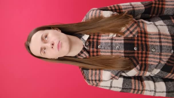 Düşünceli Genç Bir Kadının Dikey Görüntüsü Bir Yere Bakar Derin — Stok video