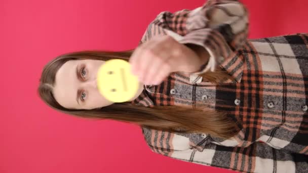 Vídeo Vertical Jovem Mulher Séria Segurando Rosto Triste Amarelo Demonstrar — Vídeo de Stock