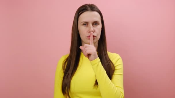 Retrato Uma Jovem Séria Mostrando Gesto Silêncio Com Dedo Boca — Vídeo de Stock