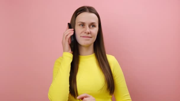 Veselý Roztomilý Mladá Žena Mluví Přítelem Mobilu Dívá Jinam Radostně — Stock video