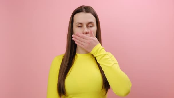 Portret Przerażonej Młodej Białej Kobiety Latki Żółtym Swetrze Zakrywającej Usta — Wideo stockowe