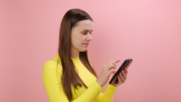 Zamyšlená Mladá Žena 25S Stojící Mobilním Telefonem Dotýkat Bradu Přemýšlet — Stock video