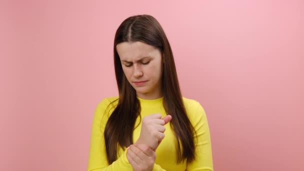 Mulher Jovem Triste Insalubre Segurando Mão Dolorosa Sorridente Dor Sofrendo — Vídeo de Stock