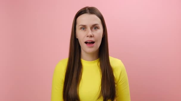 Porträtt Motiverade Entusiastiska Unga Kvinna 25S Skriker Glädje Och Knyta — Stockvideo