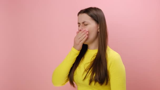불행한 코카서스 여성의 초상화 기침과 통증을 느끼는 노란색 스웨터를 스튜디오에서 — 비디오