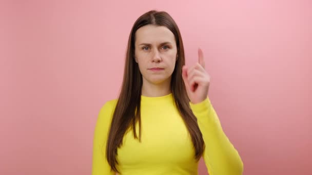 Mujer Enojada Grave 25S Señalando Con Dedo Mostrando Gesto Advertencia — Vídeo de stock
