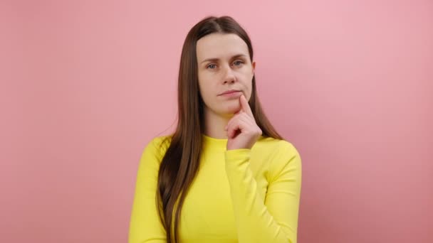 Mujer Caucásica Joven Pensativa Años Sosteniendo Barbilla Pensando Seriamente Solución — Vídeo de stock